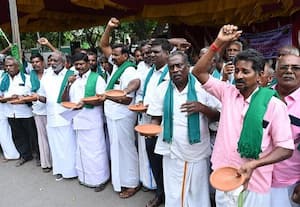  விவசாய கடனை ரத்து செய்யக்கோரி விவசாயிகள் பிச்சை எடுக்கும் போராட்டம்