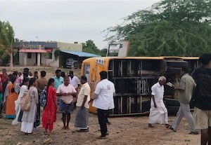  கல்லுாரி பேருந்து கவிழ்ந்தது டிரைவர் உட்பட 6 பேர் காயம்