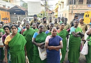  குப்பை கொட்ட இடமில்லை துாய்மை பணியாளர்கள் போராட்டம்