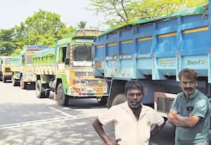 வேகமாக சென்ற மண் லாரிகளை தடுத்து நிறுத்தி சிறை பிடித்த மக்கள்