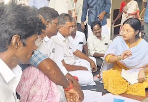 தாமதமாக வந்ததற்கு மன்னிப்பு கேட்ட சப்-கலெக்டர் குளித்தலையில் விவசாயிகள் நெகிழ்ச்சி