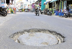 பாதாள சாக்கடை மூடி சேதம் அச்சத்தில் வாகன ஓட்டிகள்