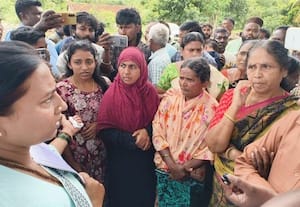  மேம்பாலம் கட்டும் பணிக்காக வீடுகளை இழந்தவர்களுக்கு எம்.எல்.ஏ., ரூபகலா உதவி