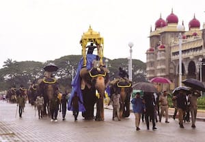  மகேந்திரா யானைக்கு மர அம்பாரி சுமக்கும் பயிற்சி அரண்மனையில் உள்ள பீரங்கிகளுக்கு சிறப்பு பூஜை