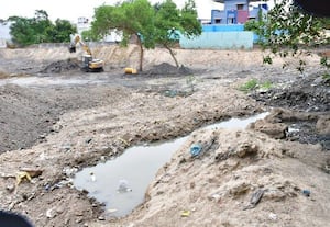  ஊருணியில் கழிவுநீர் கலப்பால் துார்வாரும் பணிகள் பாதிப்பு