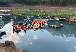  ஊருணியில் கரையாத விநாயகர் சிலைகள்