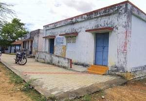  மகளிர் சுய உதவி கட்டடத்தில் கால்நடை மருத்துவமனை