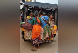  தொழிலாளர்கள் ஆபத்தான பயணம்