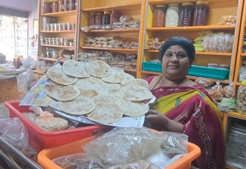  கணவரை இழந்தும் மனம் தளராமல் கடின உழைப்பால் சாதித்த மீனாட்சி