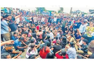  ராணுவ விமானம், பீரங்கிகள் மீது ஏறி பஞ்சாப் பல்கலை மாணவர்கள் போராட்டம்: மாணவி தற்கொலை வதந்தியால் விபரீதம்