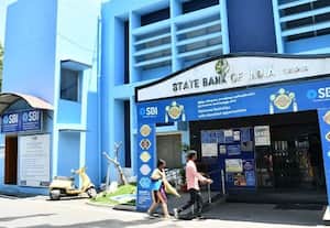  அலைமோதல் l ஞாயிறு இயங்கிய வங்கிகளில்... l கவுன்டர்களில் நீண்ட வரிசை
