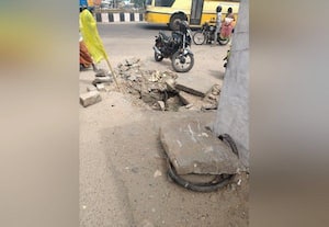  மழைநீர் தேக்கம்; சாலை 'காலி'