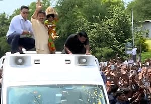 மதுரையில் முதல்வர் விஜய்யை வரவேற்ற 'மீனாட்சி'; பிரமாண்ட ரோடு ஷோ; வழியெங்கும் மக்கள் திரண்டு வரவேற்பு