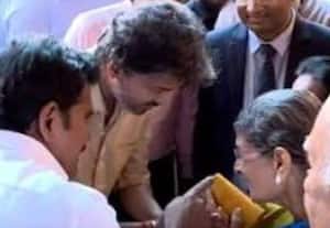  மீனாட்சி அம்மன் கோவிலில் முதல்வர் விஜய் தரிசனம்: ஹிந்து மத வழிபாட்டில் நம்பிக்கை உள்ளதாக கையெழுத்திட்டார்