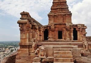  சாளுக்கியர்களின் சிற்ப கலைக்கு சான் றாக மலை மீதுள்ள பழமையான சிவன் கோவில்