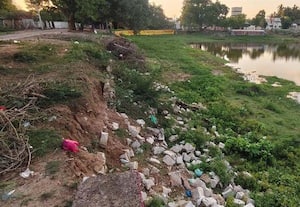  சரிந்த ஊருணி தடுப்புச்சுவர்