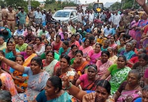  விசைத்தறி தொழிலாளர்கள் தாலுகா அலுவலகம் முற்றுகை