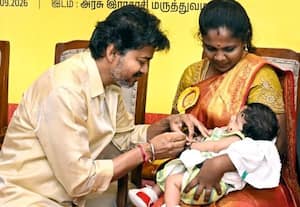 மும்மத குழந்தைகளுக்கு முதல் மூன்று தங்க மோதிரம்: மதுரை அரசு மருத்துவமனையில் முதல்வர் விஜய் வழங்கினார்