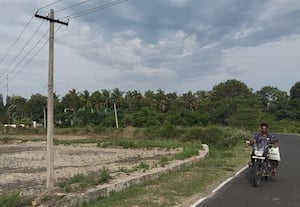  சாய்ந்த மின்கம்பம் சீரமைப்பு
