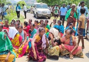 கல்குவாரிக்கு எதிர்த்து மக்கள் சாலை மறியல் போலீசார் குவிப்பு