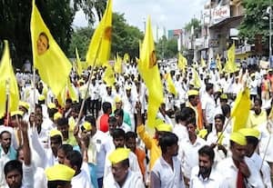  சித்தராமையா சிலையை மீண்டும்  நிறுவ கோரி ஆதரவாளர்கள் போராட்டம்