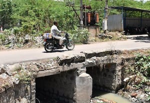  கிழக்கு மயான சாலையில் பாலம் சேதம்: வாகன ஓட்டிகள் அச்சம்