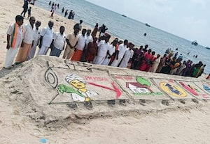  பிரதமர் மோடியை வாழ்த்தி மணல் சிற்பம்