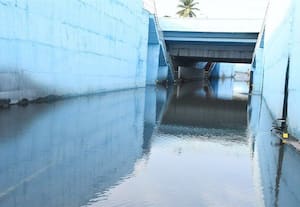  சுரங்கப்பாதையில் தேங்கிய மழை வெள்ளம்-; போக்குவரத்து பாதிப்பு