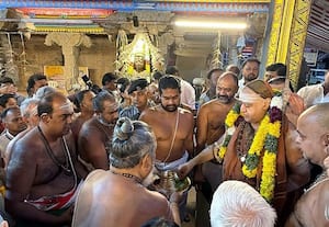  மதுரை மீனாட்சி அம்மன் கோயிலில் ஸ்ரீ விஜயேந்திர சரஸ்வதி சுவாமிகள் தரிசனம் மக்கள் நலனுக்காக சிறப்பு வழிபாடு