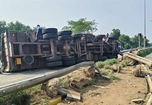  நெல் மூட்டைகளை ஏற்றி வந்த லாரி டயர் வெடித்து கவிழ்ந்து விபத்து