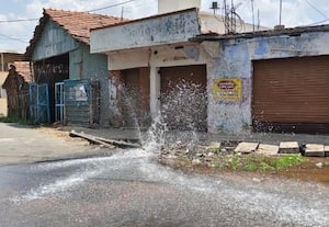  விரயமாகும் குடிநீர்; வீணாகும் ரோடு; குடிநீர் வடிகால் வாரியத்தினர் 'கொர்ர்...'