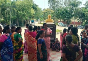 ஊரக வேலை உறுதி திட்டத்தில் பணி கிடைக்காததால் அதிருப்தி: பி.டி.ஓ., அலுவலகம் முற்றுகை