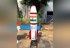 பழைய உதிரி பொருட்களில் தயாரான ரயில் இன்ஜின், ராக்கெட் கண்காட்சி