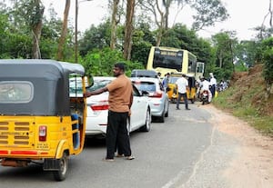  குறுகலான முக்கட்டி சாலை அடிக்கடி நடக்கும் விபத்து; போக்குவரத்து பாதிப்பால் அல்லல்படும் பயணிகள்