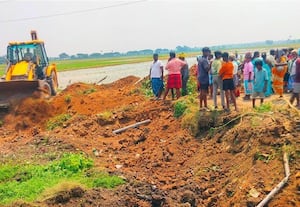  கால்வாயை ஆக்கிரமித்து அமைக்கப்பட்ட சாலையை அகற்றும் பணி பாதியில் நிறுத்தம்