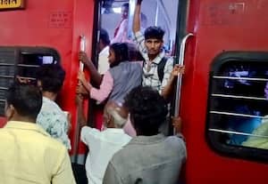 ரயில்களில் முண்டியடித்த தென்மாவட்ட பயணிகள்