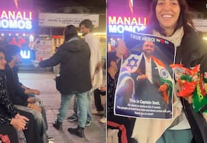வீர தீரச் செயலால் உள்ளம் கவர்ந்த கேப்டன் ஸ்மித் மச்சார்: மணாலியில் வாழ்த்து போஸ்டர்களுடன் இஸ்ரேலியர்கள் வலம்