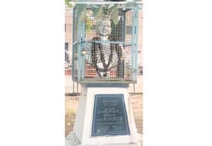 காந்தி சிலைக்கு மாலை அணிவிக்காத அலுவலர்கள்