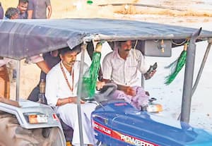 மதுராந்தகம் தொகுதி கிராமங்களில் முதல்வர் விஜய் 'ரோடு ஷோ': வயலில் டிராக்டர் ஓட்டி பிரசாரம்