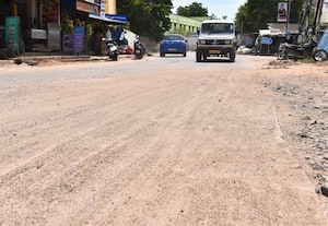 திருச்சுழி ரோட்டில் மண் குவியல் தடுமாறும் வாகனங்கள்