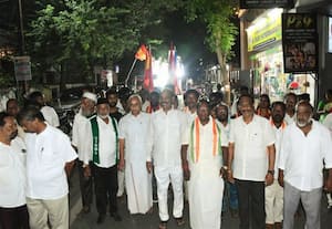 காங்., வேட்பாளரை ஆதரித்து ‘ரோடு ேஷா’ நடத்தி ஓட்டு சேகரிப்பு