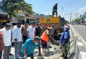 சாலையில் குவிந்த மண் அகற்றம்