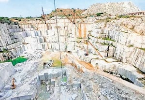 நெருக்கடிகளால் மூடப்பட்டு வரும் கல் குவாரிகள்