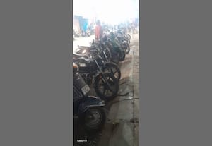 தங்கவயலில் நிறுத்துமிடம் இல்லாததால் நடைபாதைகளில் வாகனங்கள் நிறுத்தம்