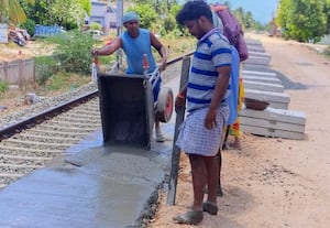 ரயில்வே பிளாட்பார பணிகள் மீண்டும் துவக்கம்: தினமலர் செய்தி எதிரொலி