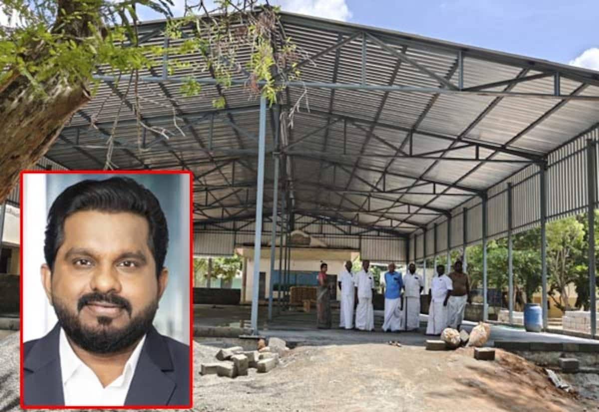 அரசு பள்ளிக்கு ரூ.4 கோடி நன்கொடை: முன்னாள் மாணவருக்கு பாராட்டு