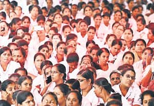 உண்ணாவிரதம் இருந்த செவிலியர்கள் கைது