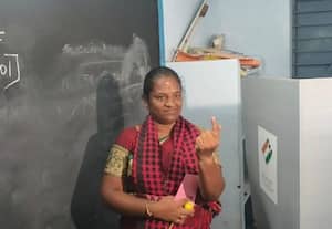 தாராபுரம் தொகுதி த.வெ.க. - தி.மு.க. - அ.தி.மு.க. வேட்பாளர்கள் ஓட்டுப்பதிவு