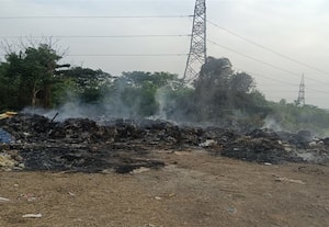 ஏரியில் தொழிற்சாலை கழிவு கொட்டி எரிப்பு