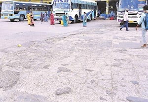 கரூர் பழைய பஸ் ஸ்டாண்டில் பள்ளங்களால் டிரைவர்கள் அவதி